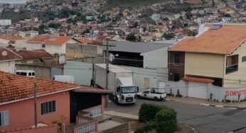 Caminhoneiro faz manobra incrível em um pequeno espaço na entrada da empresa