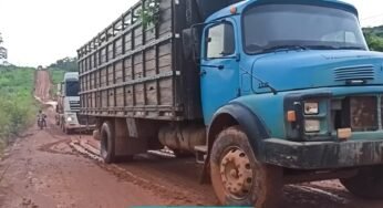 Mercedes 1316 é acionado para resgatar carreta