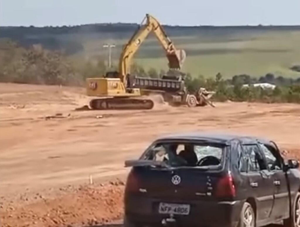 Operador destrói caminhões, carro e máquinas