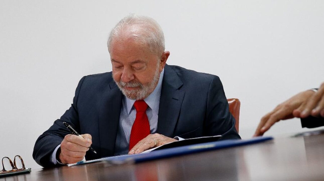 Lula afirma que decisão sobre reajuste dos combustíveis cabe à Petrobras