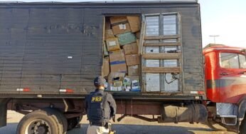 PRF vai atender caminhão tombado e acaba apreendendo mercadoria sem nota fiscal