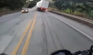 Sequestradores fecham caminhões para sequestrar e roubar caminhoneiros