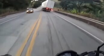 Pneu estoura em curva e carreta quase tomba