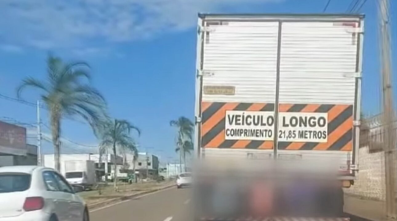 Menores são flagrados ‘pegando rabeira’ em caminhão