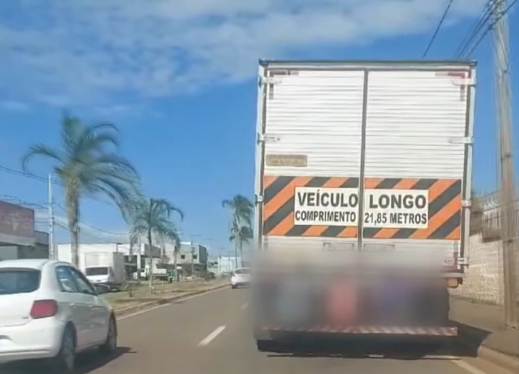 Menores são flagrados ‘pegando rabeira’ em caminhão