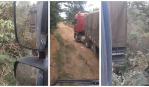 Caminhão da Scania não consegue subir morro e caminhoneiro dorme em matagal