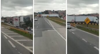 Caminhoneiro não se atenta a placa de trânsito e provoca o caos em rodovia