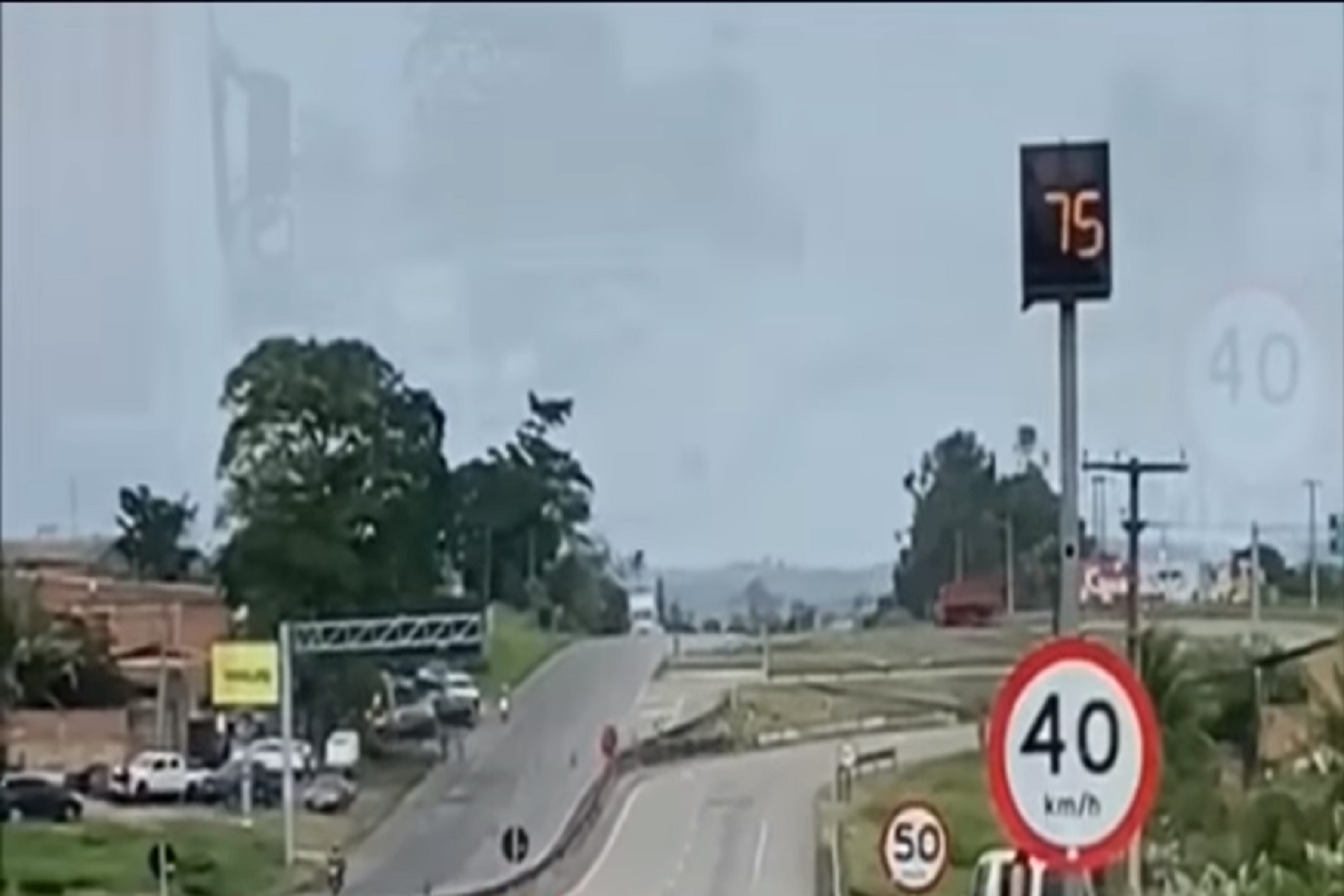Radar em rodovia registra km/h acima da velocidade real dos veículos