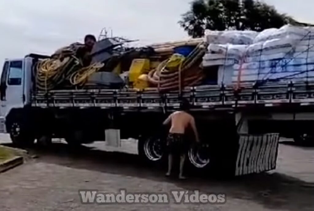 Caminhoneiro bloqueia saída de posto para passar “pretinho” nas rodas do caminhão