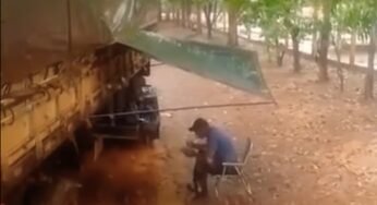 Caminhoneiro solitário almoçando embaixo de chuva chama atenção