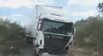 Buraco na pista pode ter provocado colisão entre caminhão e carro na BR-116