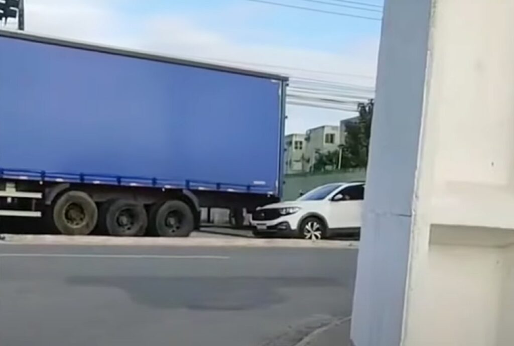 Caminhão arrasta carro, de quem será a culpa?