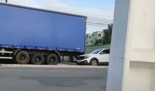 Caminhão arrasta carro, de quem será a culpa?
