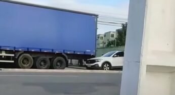 Caminhão arrasta carro, de quem será a culpa?