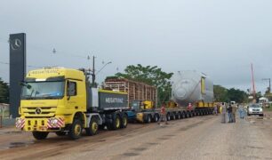 Caminhão com mais de 15 eixos trafega em avenida da Bahia levando carga gigante