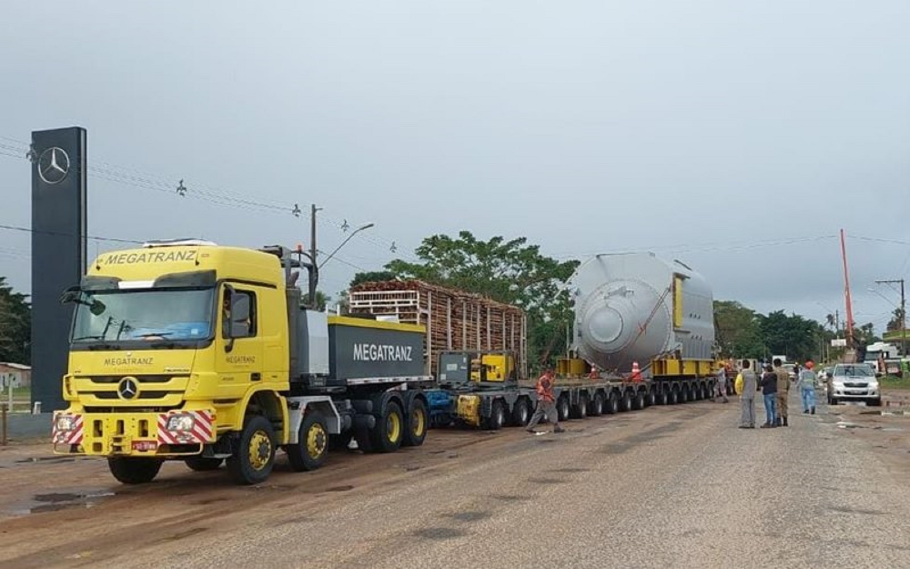 Caminhão com mais de 15 eixos trafega em avenida da Bahia levando carga gigante