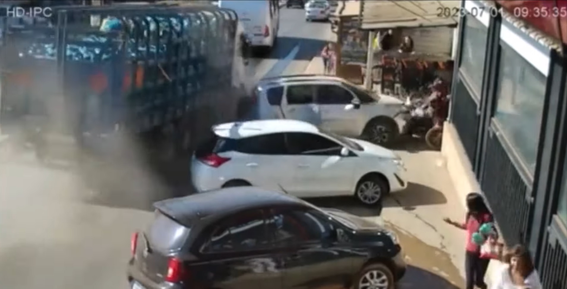 Caminhão desgovernado atinge 7 carros no Distrito Federal