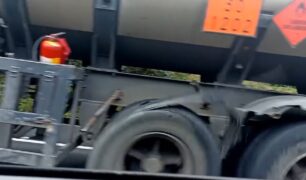 Caminhão é filmado trafegando com pneu estourado na Serra do mar (SP)