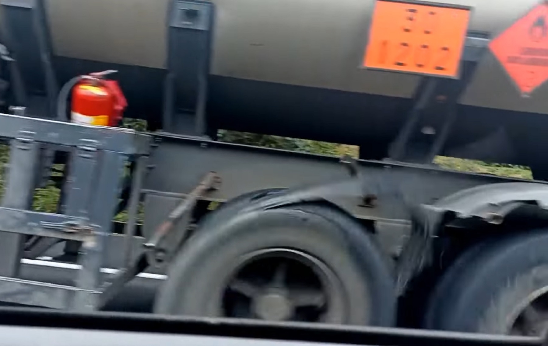 Caminhão é filmado trafegando com pneu estourado na Serra do mar (SP)