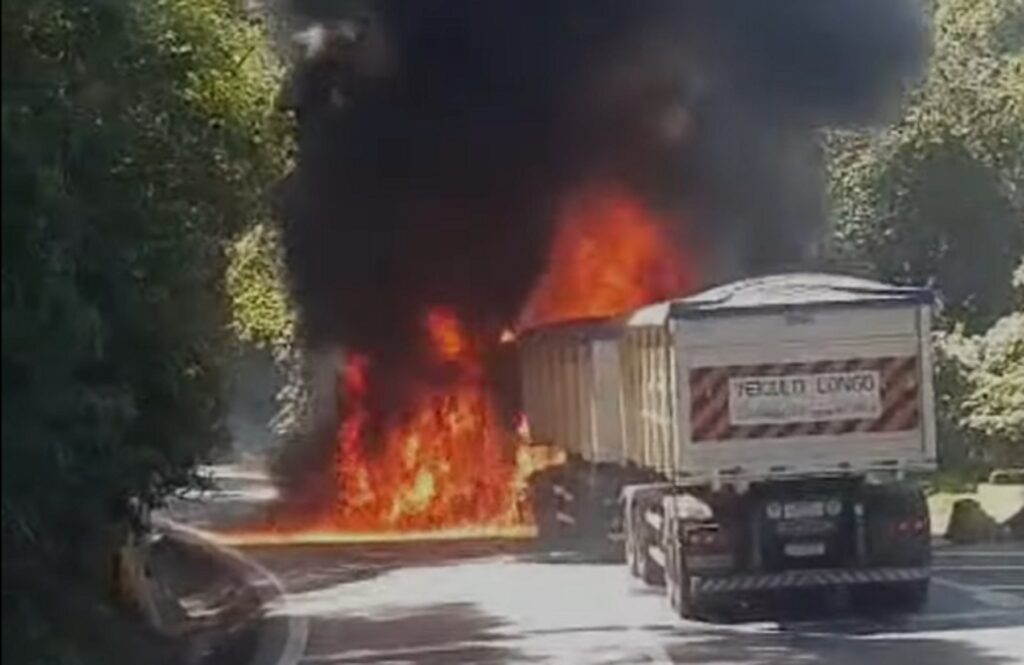 Caminhão pega fogo e causa grande congestionamento na rodovia Anchieta