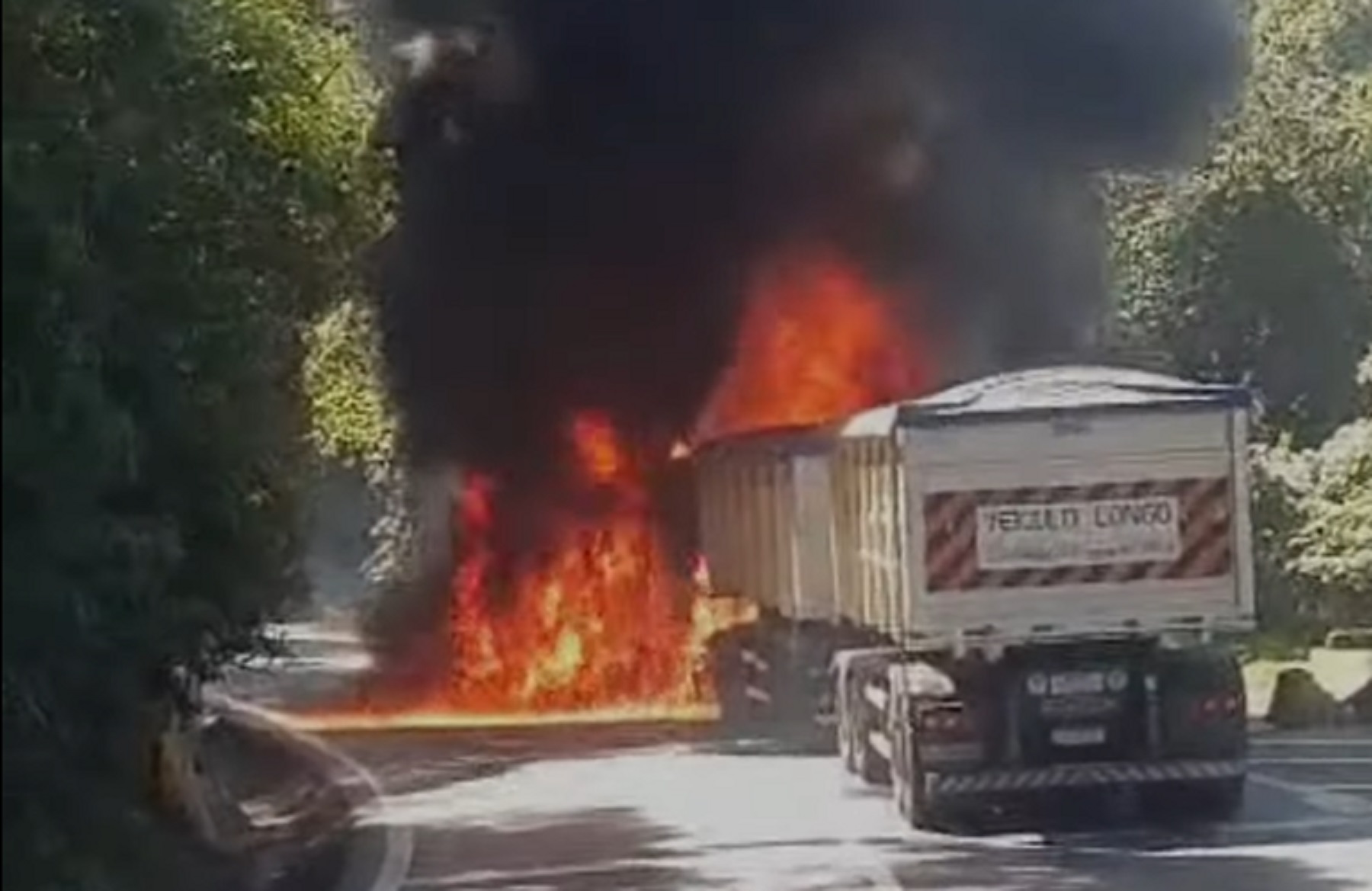 Caminhão pega fogo e causa grande congestionamento na rodovia Anchieta