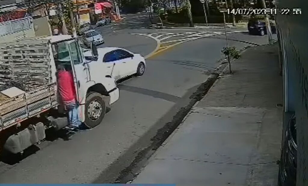 Caminhoneiro é sequestrado em plena luz do dia em São Paulo