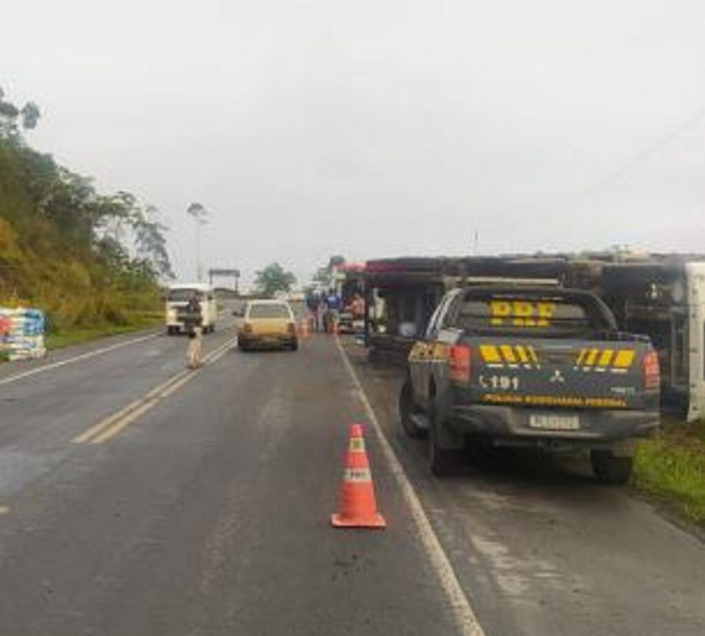 Caminhoneiro embriagado tomba caminhão e acaba preso pela PRF