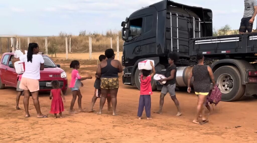 Caminhoneiro realiza frete e doa todo o dinheiro em cestas básicas