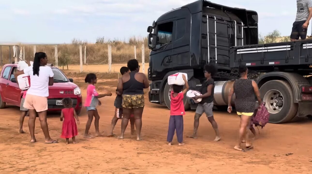 Caminhoneiro realiza frete e doa todo o dinheiro em cestas básicas