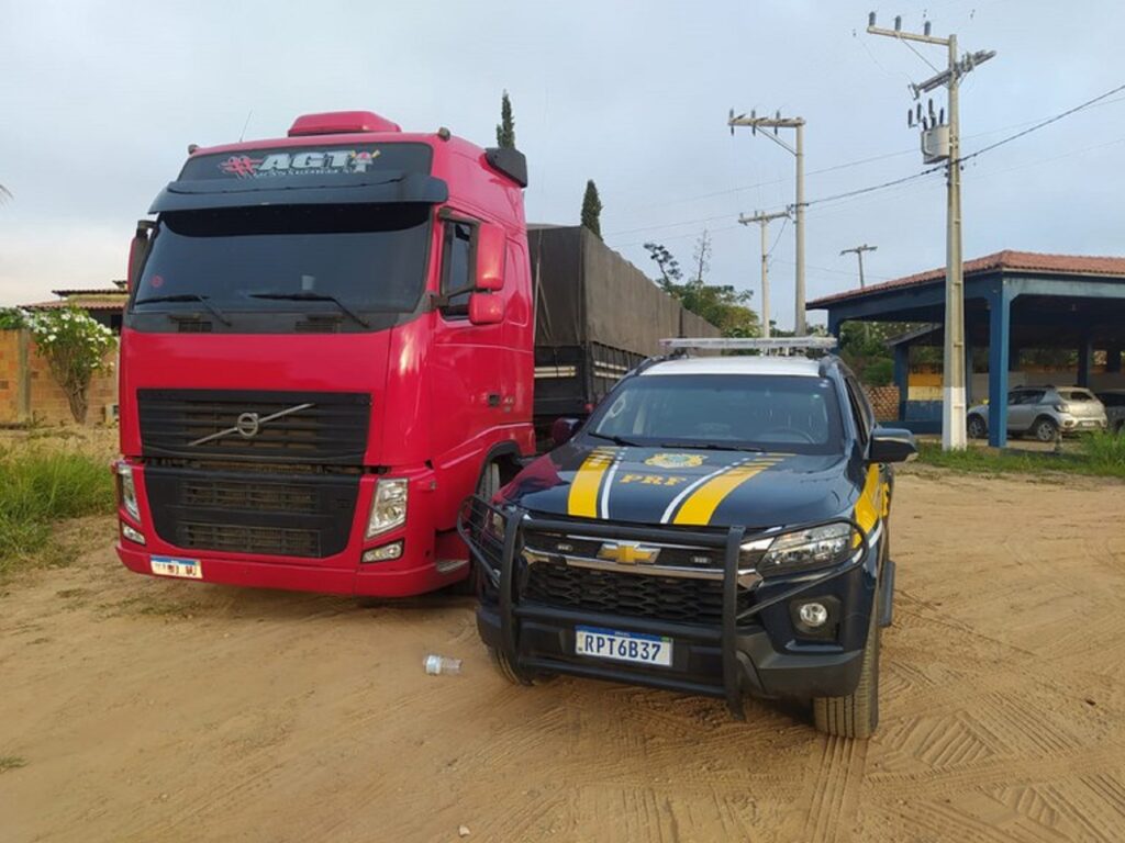 Caminhoneiro tem carreta apreendida pela PRF após trafegar sem nota fiscal