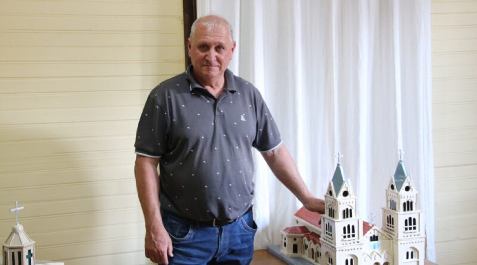 Caminhoneiro troca as estradas por outra profissão, a paixão por maquetes