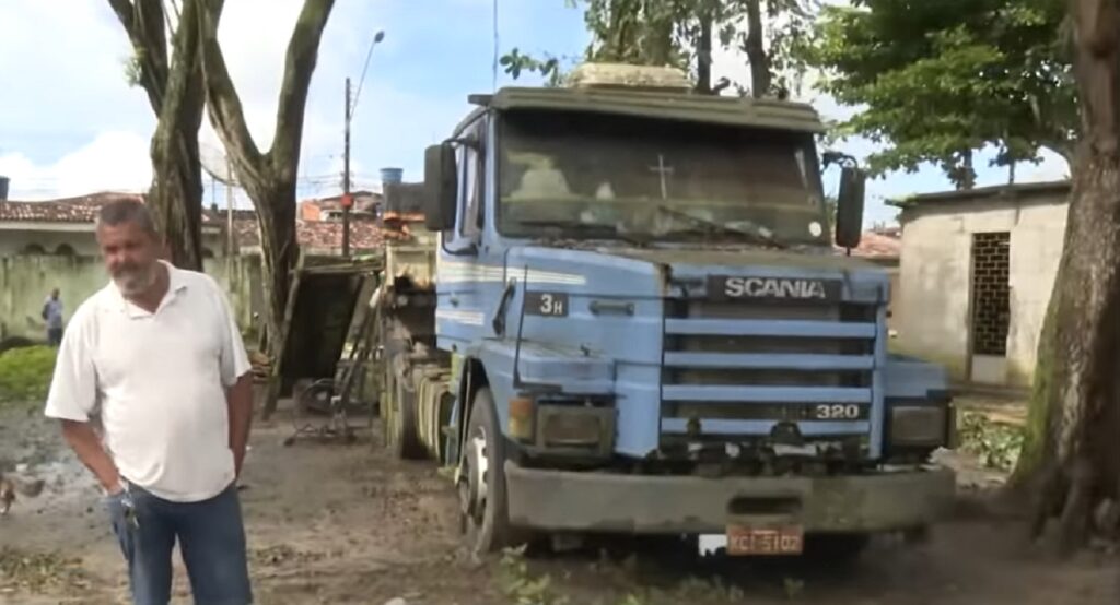 Caminhoneiro vive em uma carreta por não conseguir pagar o veículo