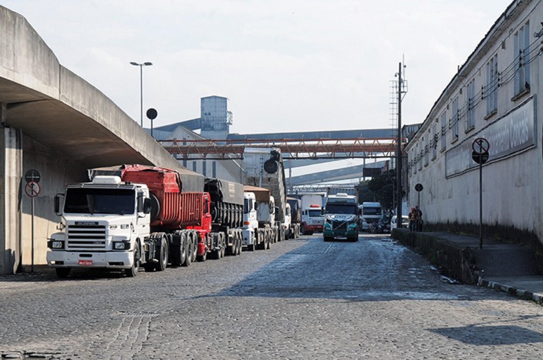 Caminhoneiros estão evitando rotas aos portos do Sul, saiba o porquê