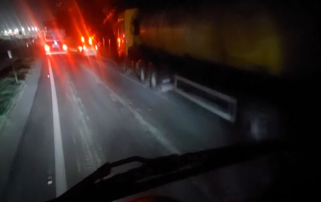 Caminhoneiros são multados ao estacionar em frente a posto de combustível
