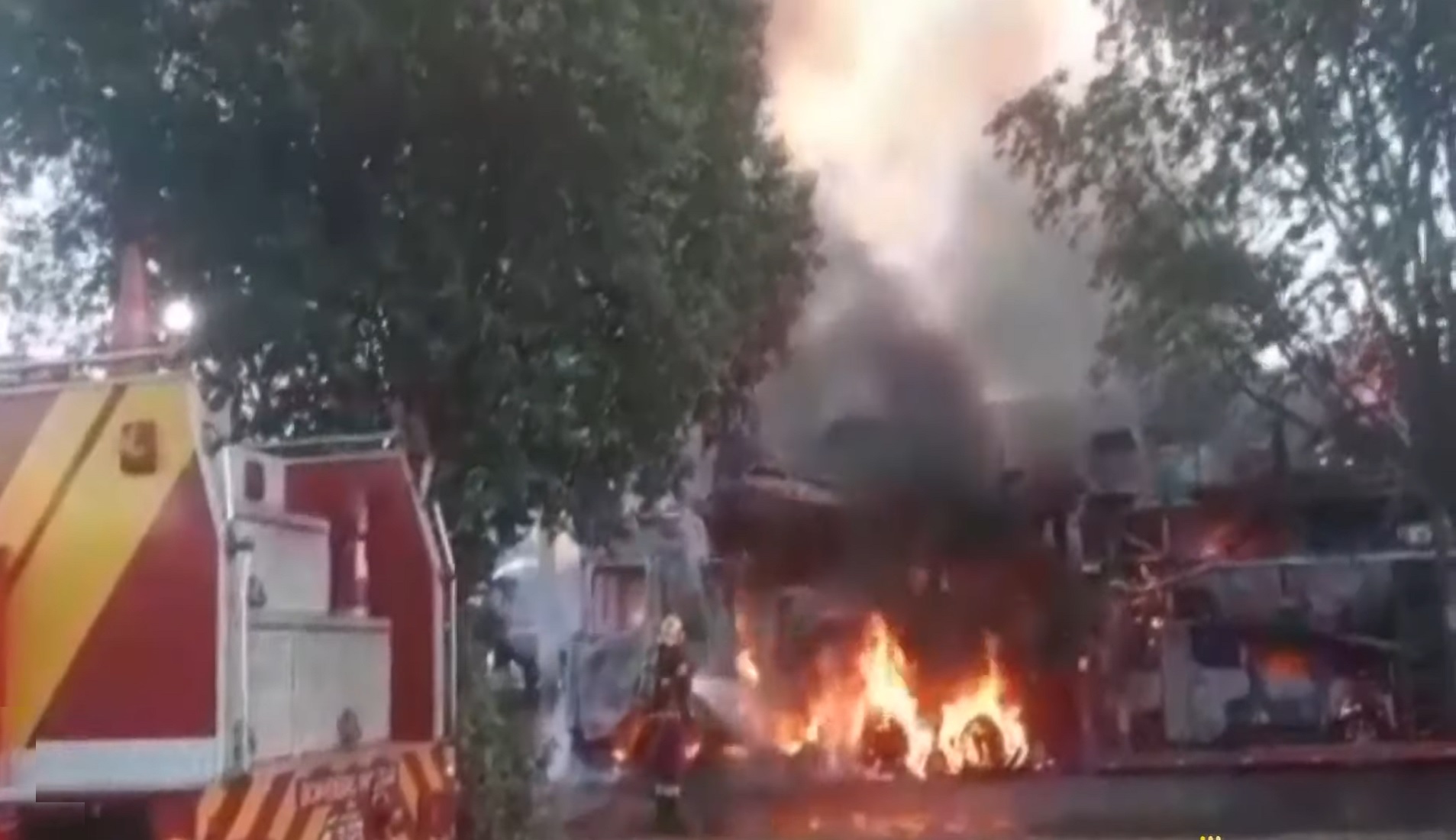 Carros de luxo ficam destruídos após caminhão-cegonha pegar fogo