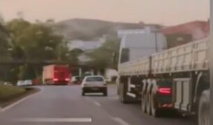 Condutor de carro pequeno procura briga com caminhoneiro em plena rodovia