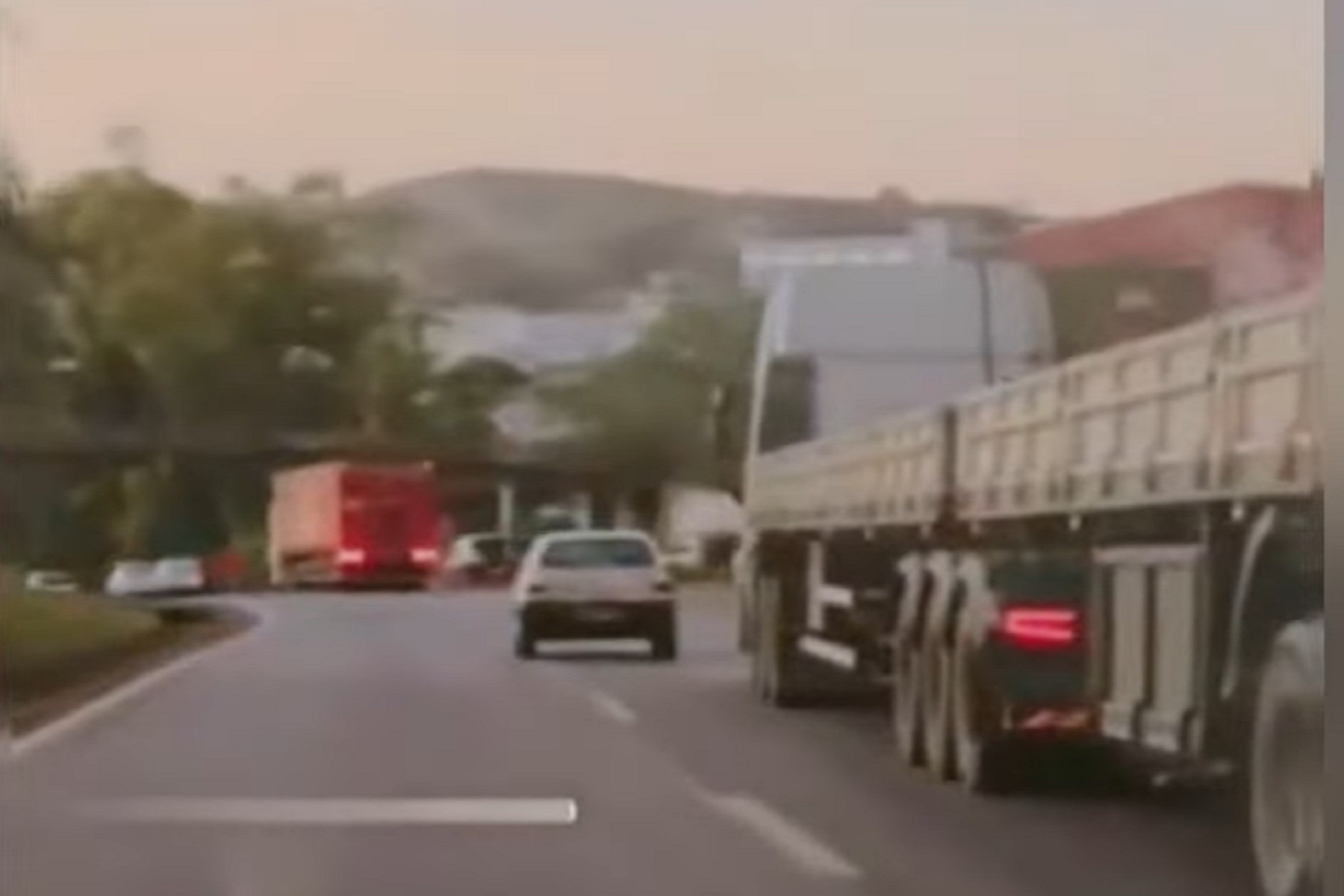 Condutor de carro pequeno procura briga com caminhoneiro em plena rodovia