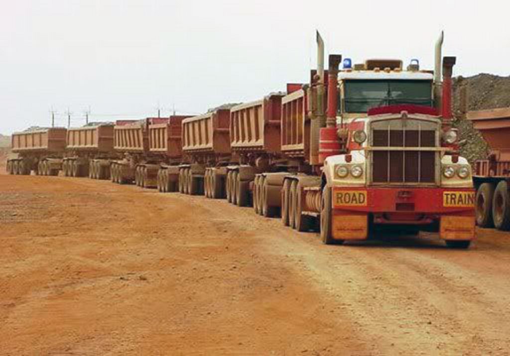 Conheça como funcionam os road trains australianos