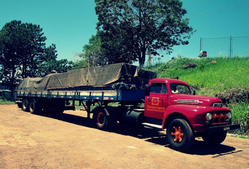 Conheça o Ford Big job F8, um dos caminhões mais raros do Brasil