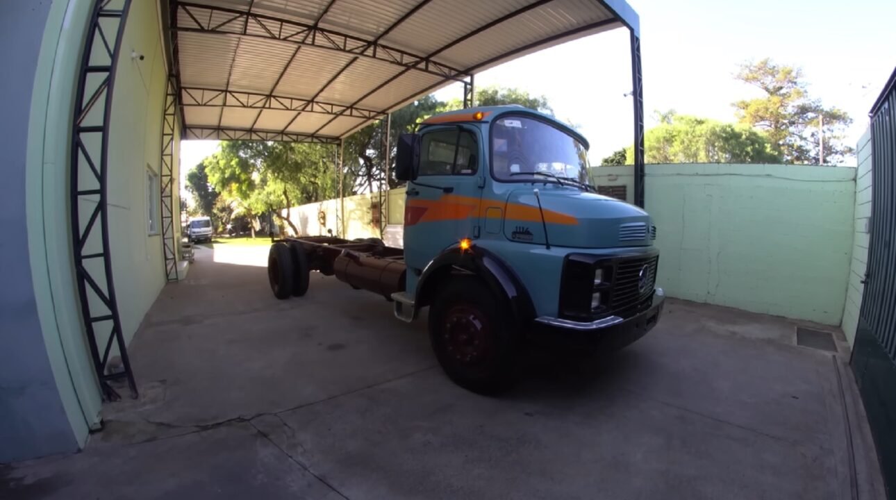 Conheça o Mercedes 1114 zero km, nunca utilizado no transporte de cargas