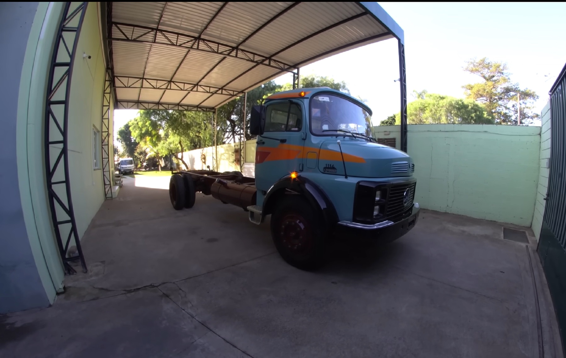 Conheça o Mercedes 1114 zero km, nunca utilizado no transporte de cargas