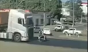 Motociclista é atropelada por um caminhão e algo surpreendente acontece