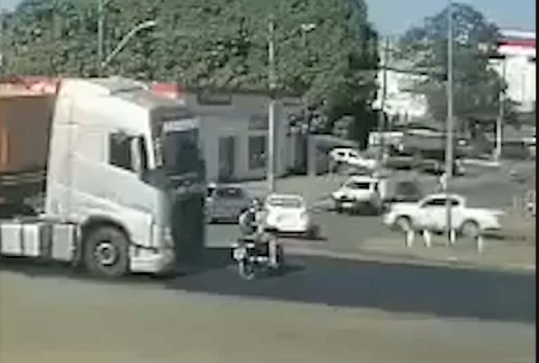 Motociclista é atropelada por um caminhão e algo surpreendente acontece