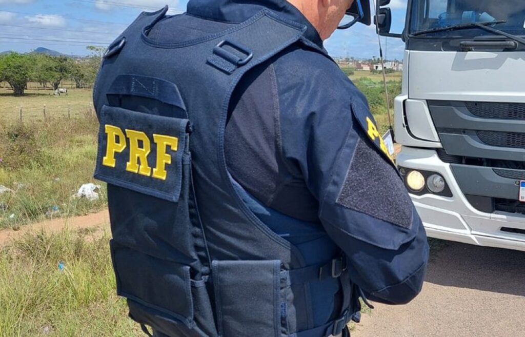 PRF flagra caminhoneiro de 32 anos portando rebite