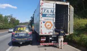 PRF recupera caminhão roubado na Fernão Dias