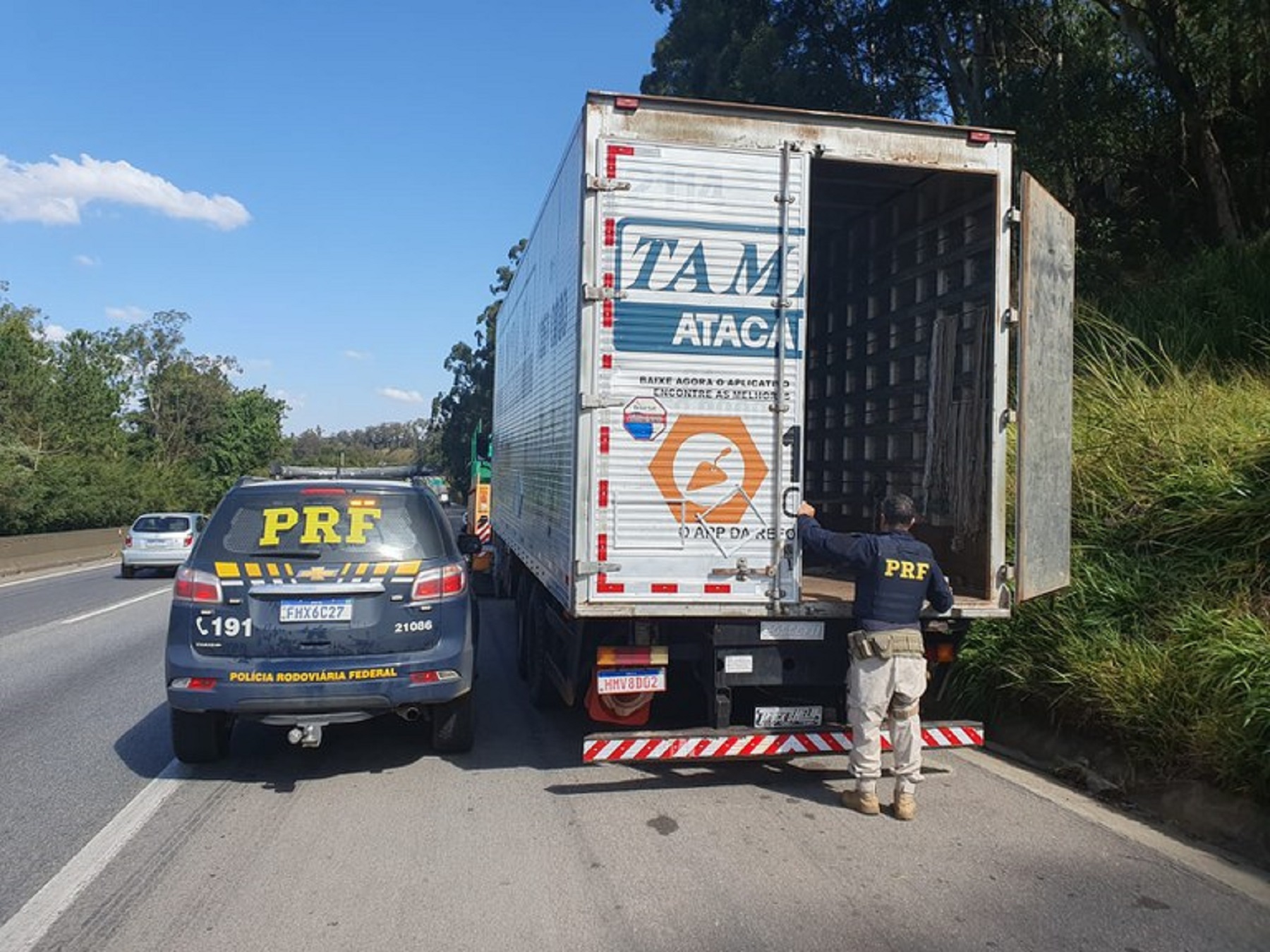 PRF recupera caminhão roubado na Fernão Dias