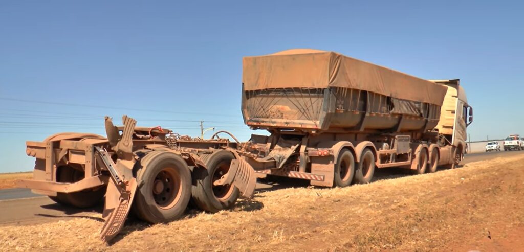 Pino se desprende de caminhão e parte da carreta se solta na BR-163