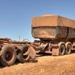 Pino se desprende de caminhão e parte da carreta se solta na BR-163