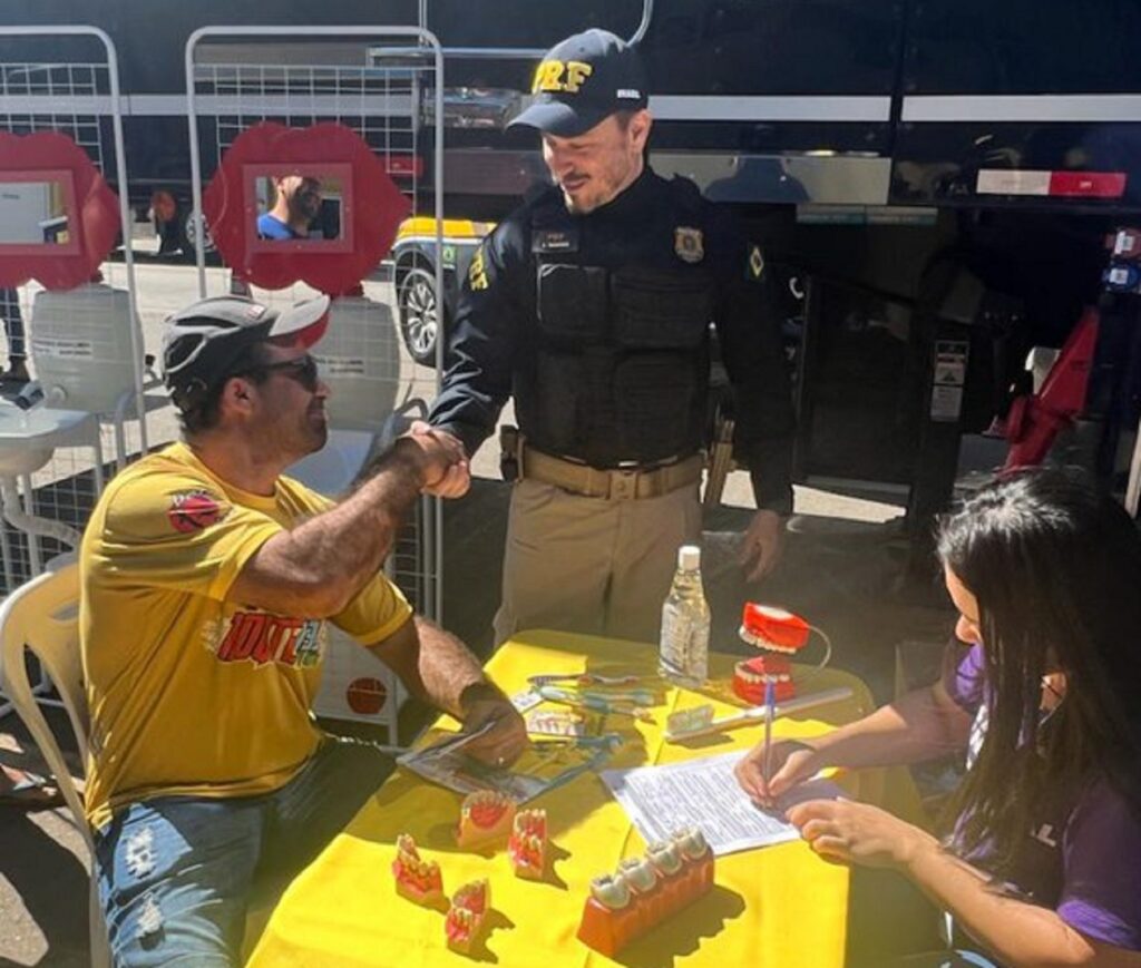 Polícia rodoviária federal realiza ação em Brasília com foco na saúde dos caminhoneiros