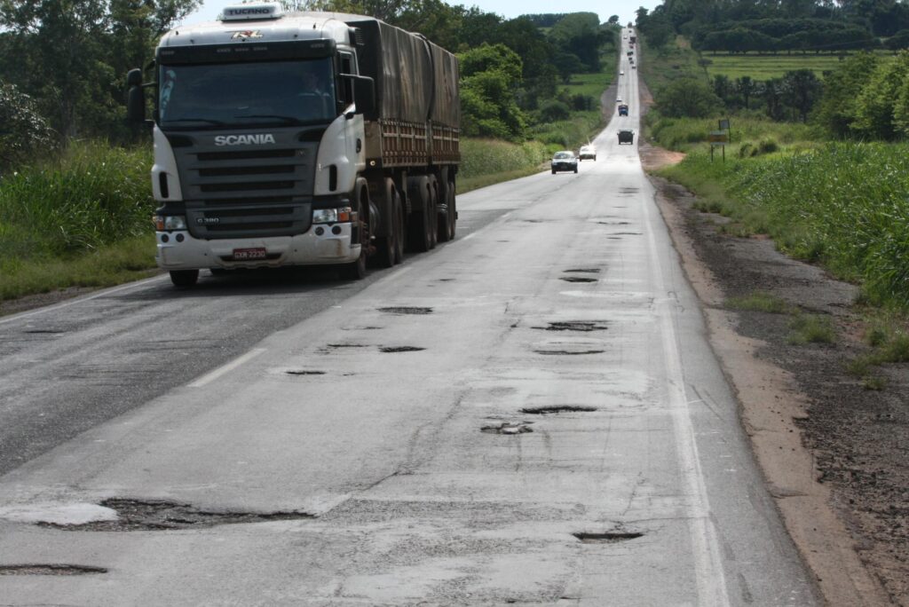 Projeto de lei quer proibir multa em rodovias com buracos